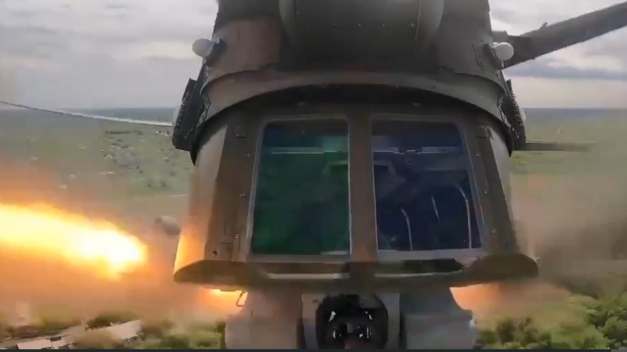 Cảnh trực thăng Nga xuất kích và trút hỏa lực tới tấp vào vị trí Ukraine